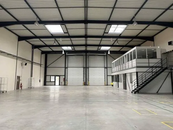 Local d'activité 1990 m²