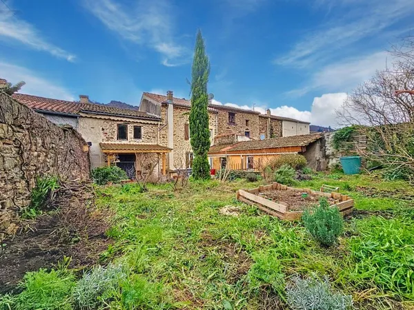 Superbe maison de village avec garage, jardin et dépendance