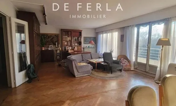 Dernier étage avec balcon filant et vue exceptionnelle sur le Bois de Vincennes