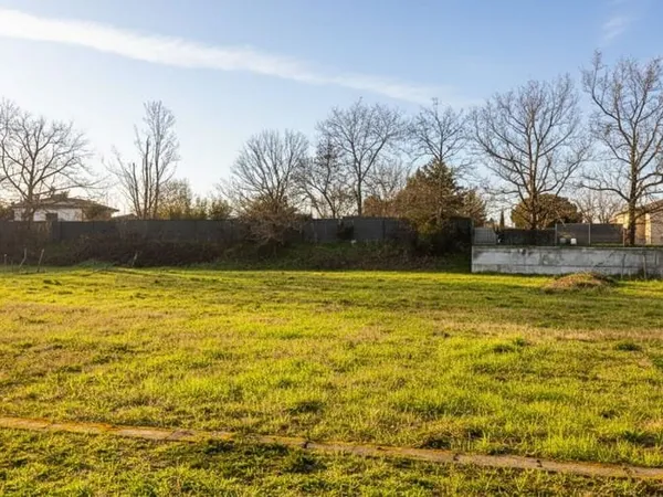 Terrain 807 m²