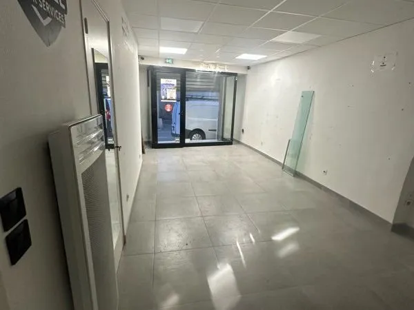 Local commercial 45m2 salle de bain WC + cave 20m2