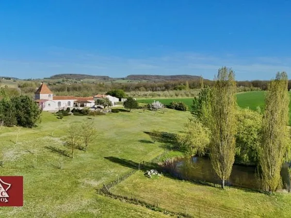 Propriété contemporaine avec lac et maison d'amis.