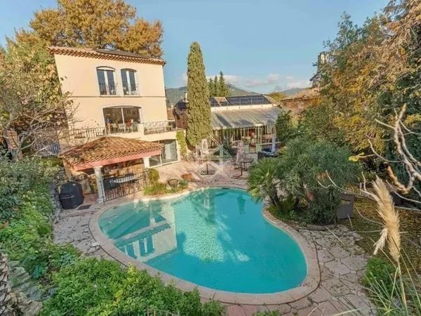 Propriété de caractère dans un écrin de verdure