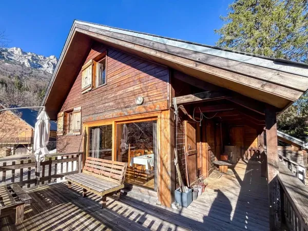 Chalet Individuel - Terrain de 926 m² arboré - Vue Chartreuse - Au calme - Grande Pièce de vie lumin