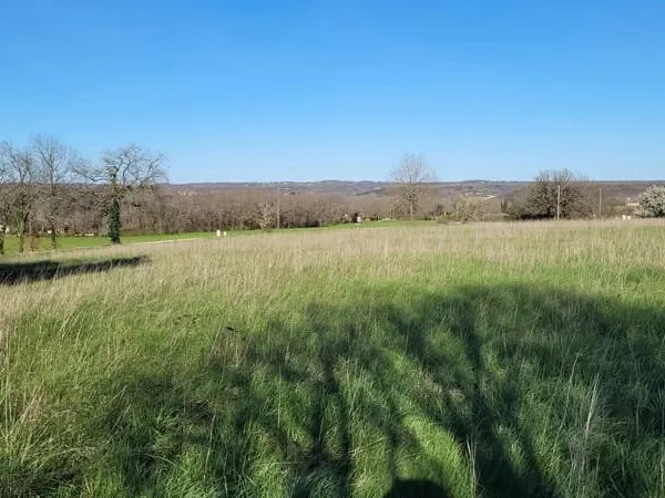 Opportunité rare : terrain constructible de 2 422 m² dans un village recherché avec commerces et éco