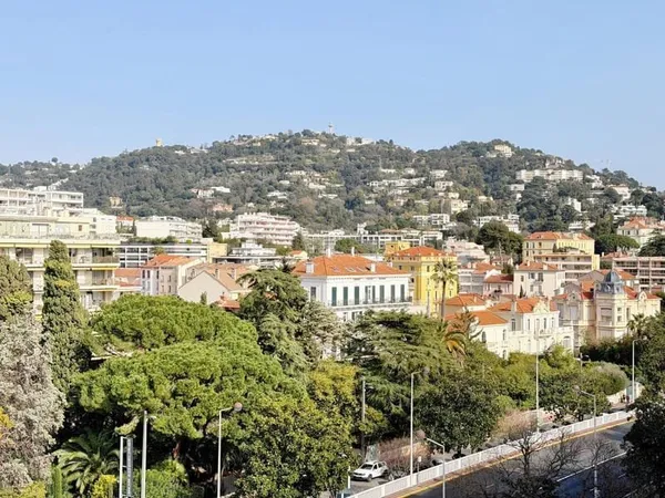 À VENDRE - 2 PIÈCES - ÉTAGE ÉLEVÉ -vue dégagée à Cannes BANANE