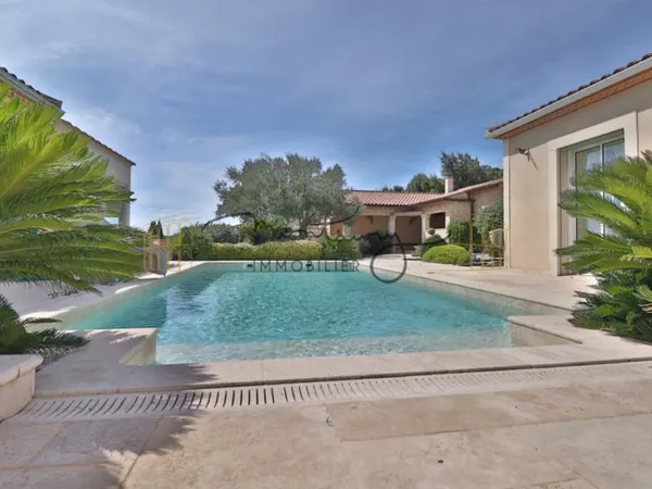 A VENDRE A NIMES VILLA 5 CHAMBRES AVEC PISCINE ET ESPACE BIEN ET