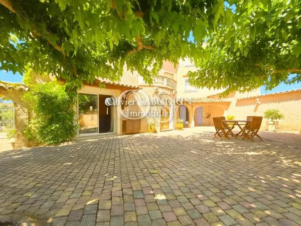 EXCLUSIVITÉ - Propriété familiale avec grande piscine, studio indépendant et terrain de 1 600 m²