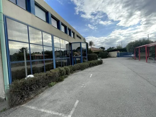 Local d'activité 224 m²