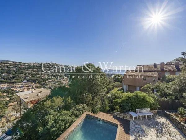 VILLA AVEC PISCINE À CAVALAIRE AVEC VUE MER & COLLINES