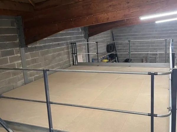 Stockage 25m2 ( en mezzanine)