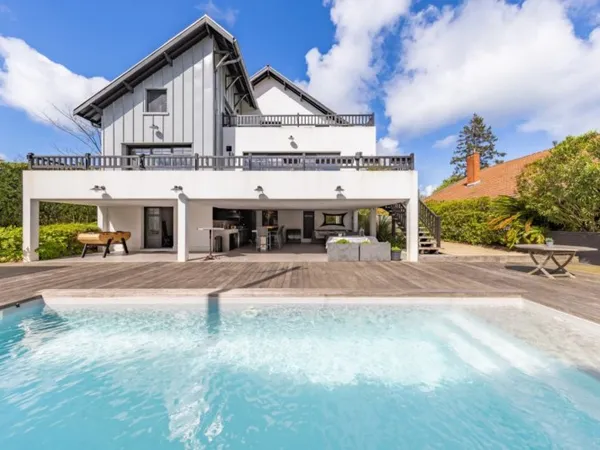 PROCHE PLAGE ARCACHON - VILLA DE 8 PIÈCES AVEC PISCINE