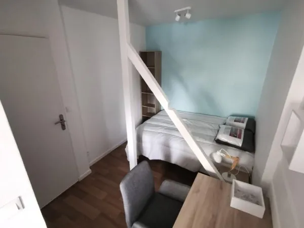 RENNES JEANNE D'ARC : Chambre meublée dans appartement refait à neuf.