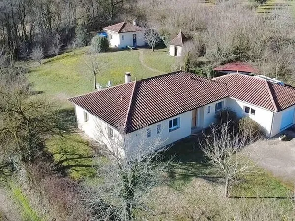Secteur Gourdon - Au calme, Agréable Maison de plain-pied avec dépendance, garage sur 2500 m² arboré