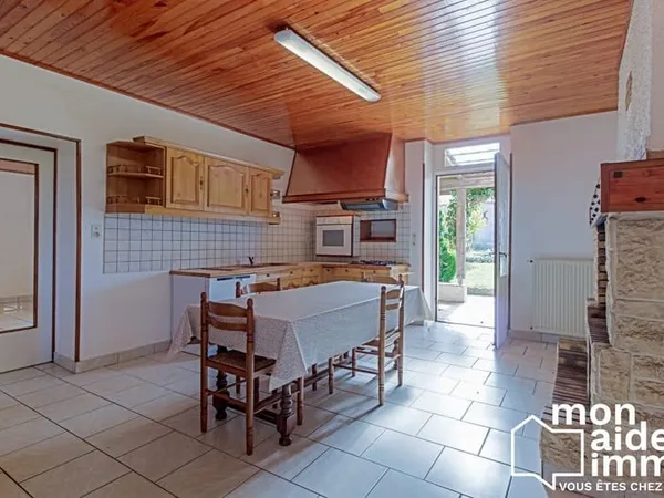 Grande maison de village avec jardin, garage et petites dependan