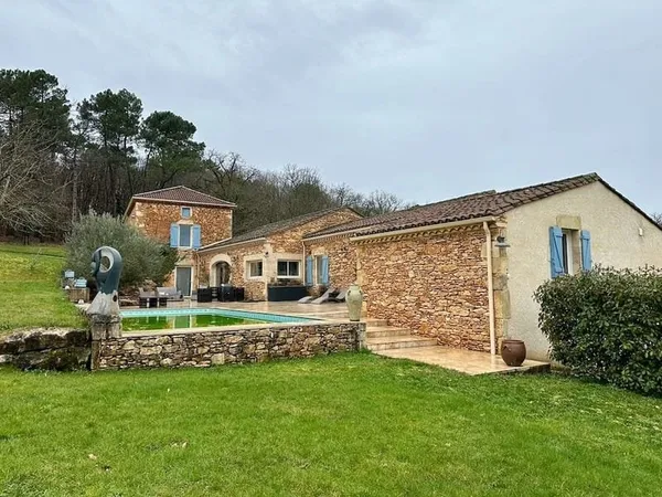 Longère de luxe avec piscine chauffée, située au milieu de 7 hectares