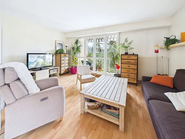 Appartement 3 Pièces 62 m² avec vue dominante dans une résidence verdoyante.