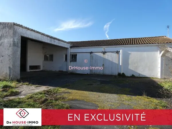 Garage et auvent ouvert