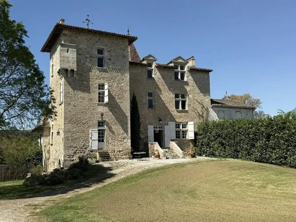 Une propriété historique d'exception située dans un petit hameau paisible