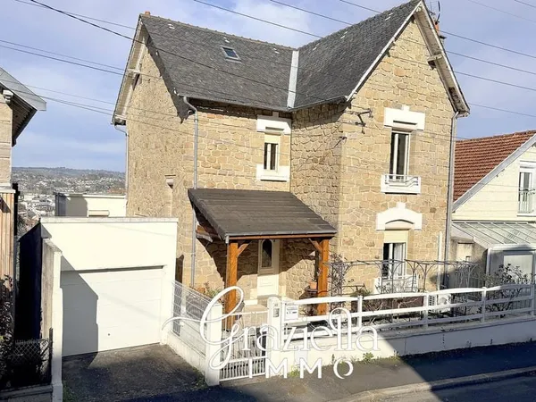 Maison en pierre sur les hauteurs de Brive avec vue