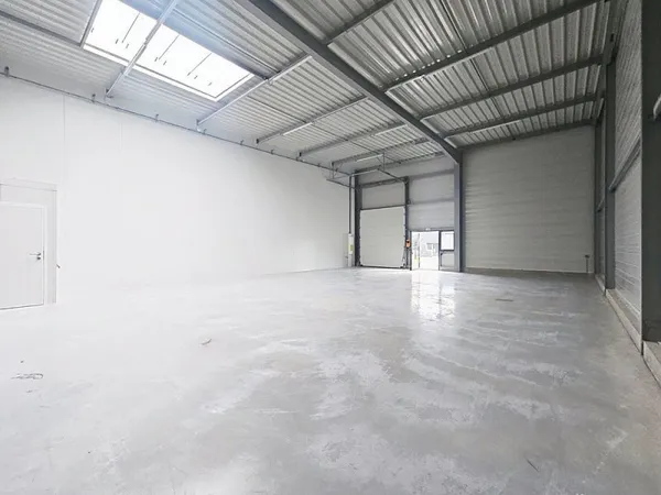 LOCATION cellule neuve sur Oissel 159m²