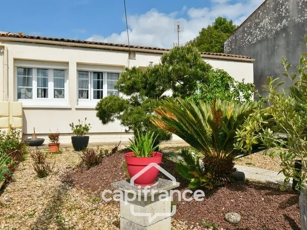 Maison à vendre de plain pied 5 pièces SAINT JEAN D'ANGELY (17) sur une parcelle de 1012m²