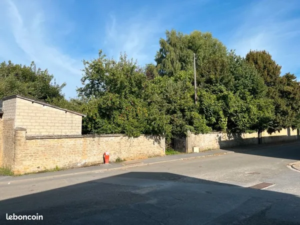 Beau terrain constructible 2350m2