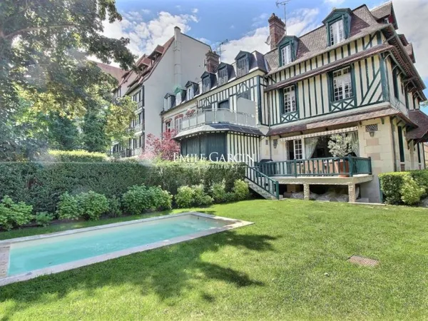Très belle propriété à la location saisonnière en plein coeur de Deauville - Proche Mer - Piscine
