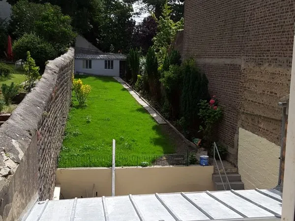 2 pieces proche remparts avec jardin
