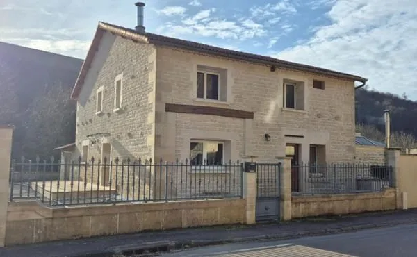 Belle Maison en Pierres ou de Caractère de 225 m² Entièrement Rénovée avec sa Vaste Cour sécurisée, 