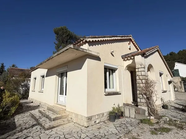 Rare à la vente, Maison de ville 92m2 env de plain pied sur un terrain de 436m2 env.