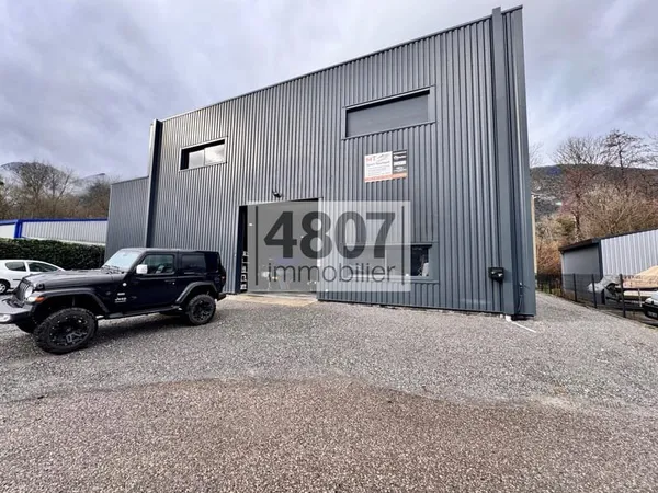 Local d’activité et entrepôt Location Lathuile  387m² 3700€