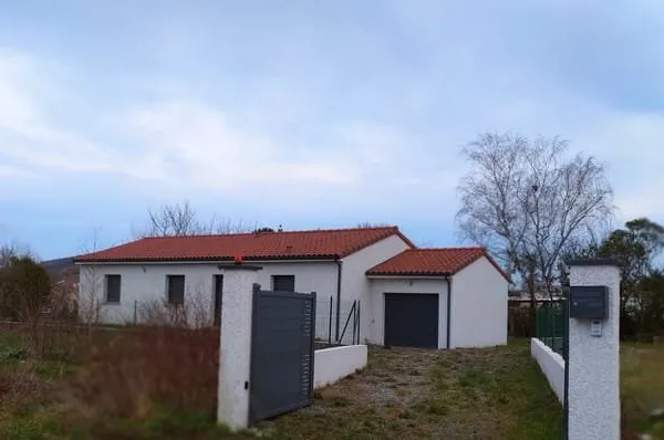 BELLE MAISON NEUVE SUR AGREABLE TERRAIN au FOSSAT