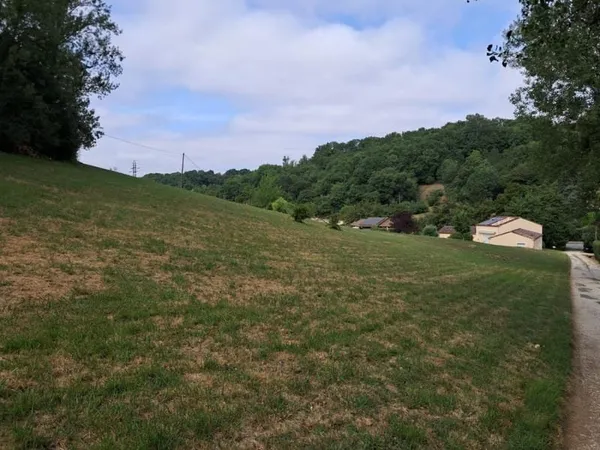 PROCHE AGEN TERRAIN 1800 M²