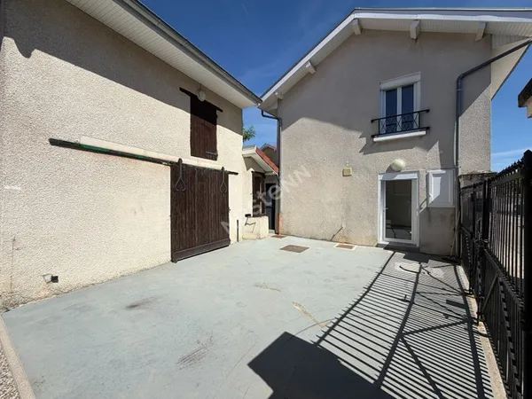 Maison au coeur de St Georges d'Ésperanche avec extérieur, garage et cave.