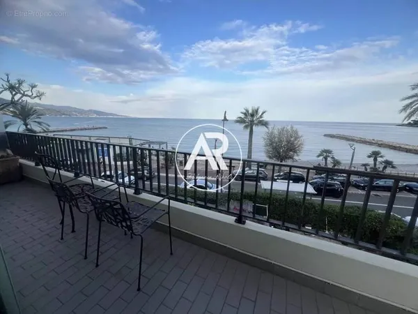 Roquebrune Cap Martin dernier étage 3 pièces magnifique vue mer