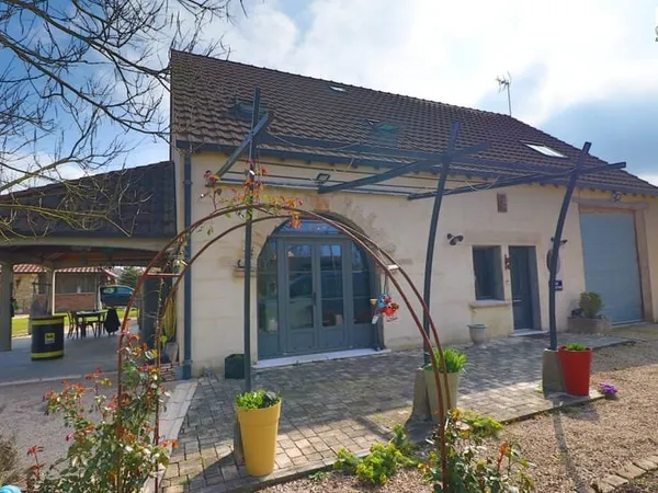 Maison de charme avec esprit ancien, volumes et dépendances