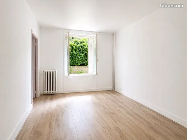T2 Rénové à neuf. Calme sur jardin. Versailles rive-droite