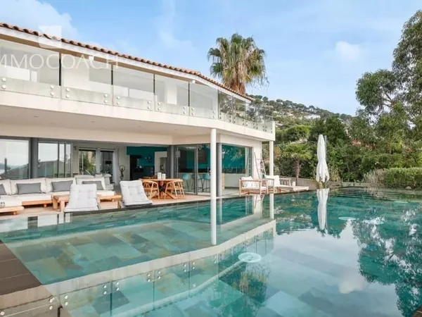 Villa contemporaine vue mer et mer à pied...