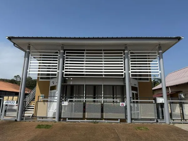 Local 11 pièces 373 m²