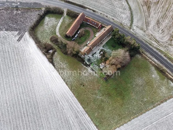 Magnifique Corps de Ferme Rénové à Rety - Deux Habitations, Grange, Dépendances sur Plus de 10 000 m