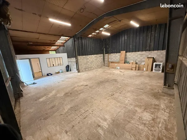 Entrepot 100 m2 avec bureau + mezzanine + terrain 500 m2 -Cestas Toctoucau