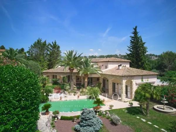 Mougins - villa en pierre à pieds du vieux village