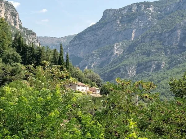 Ancienne bastide en pierre à vendre près du village de Le Bar sur Loup