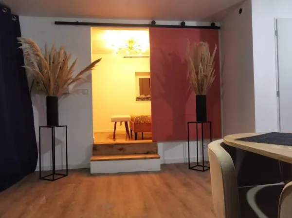 Idéalement situé sur la commune de Vinzelles cette maison en pierre divisée en 4 appartements loués 