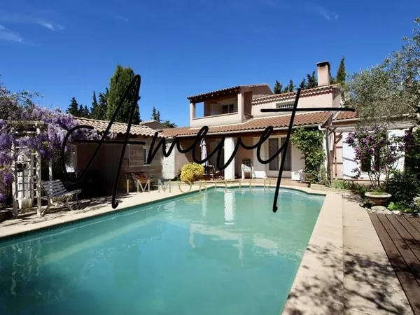 Saint-Saturnin-Les-Avignon- Maison traditionnelle en colline