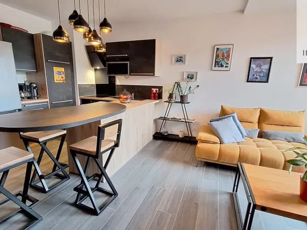 Appartement Neuf avec Deux Garages et Deux Balcons Rare à la Vente