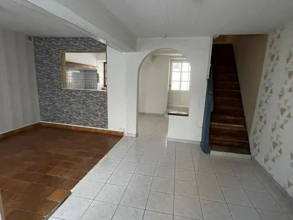 Maison avec extérieur et garage à louer