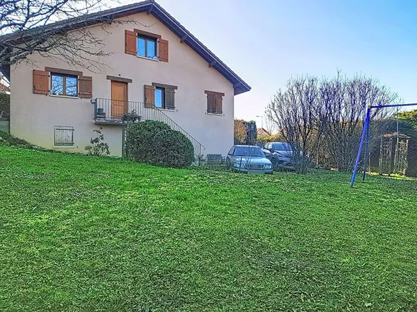 Maison familiale de 134 m² au coeur de Bons en Chablais 5 chambres Terrain de 1 151 m² Sous sol comp