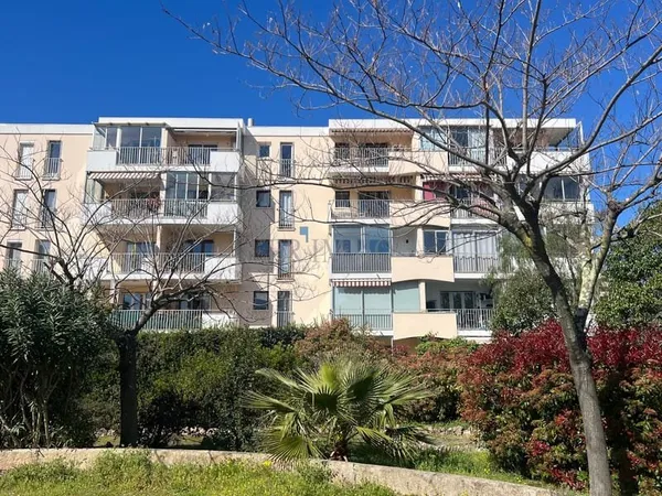 2 pièces Fréjus avec loggia, cave et parking, à rénover, pro